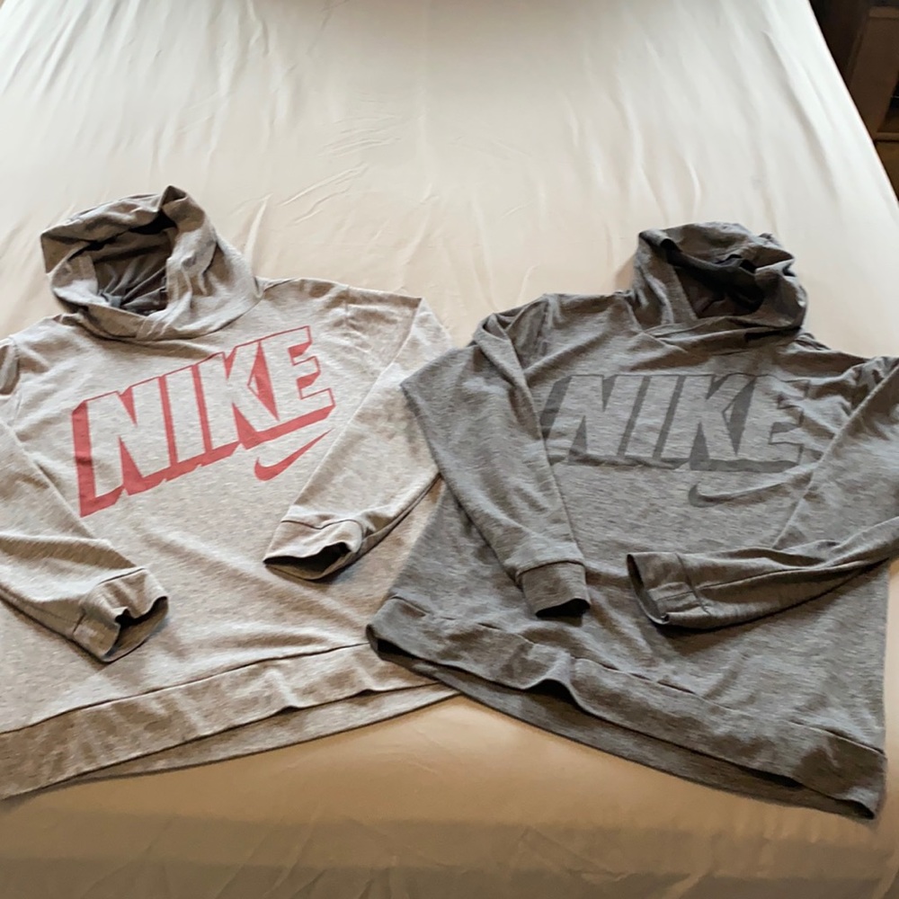 Set of 2 Nike long sleeve shirts